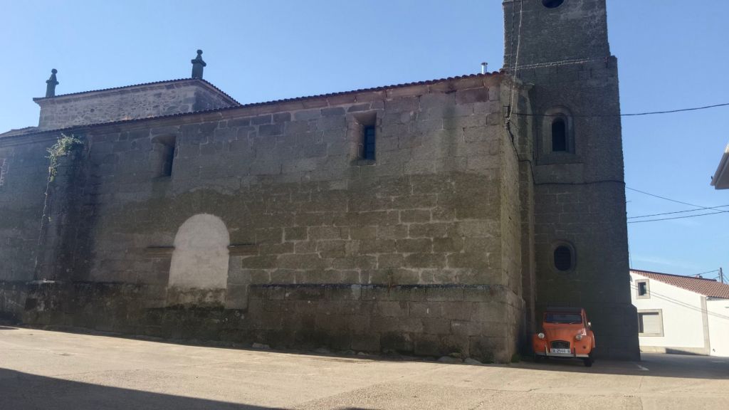 Vista horizontal del lateral norte y torre de la iglesia de Nuestra Señora de la Asunción de Bermillo de Sayago (Zamora)