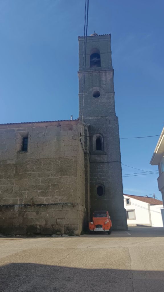 Lateral norte y torre de la iglesia de Nuestra Señora de la Asunción de Bermillo de Sayago (Zamora)