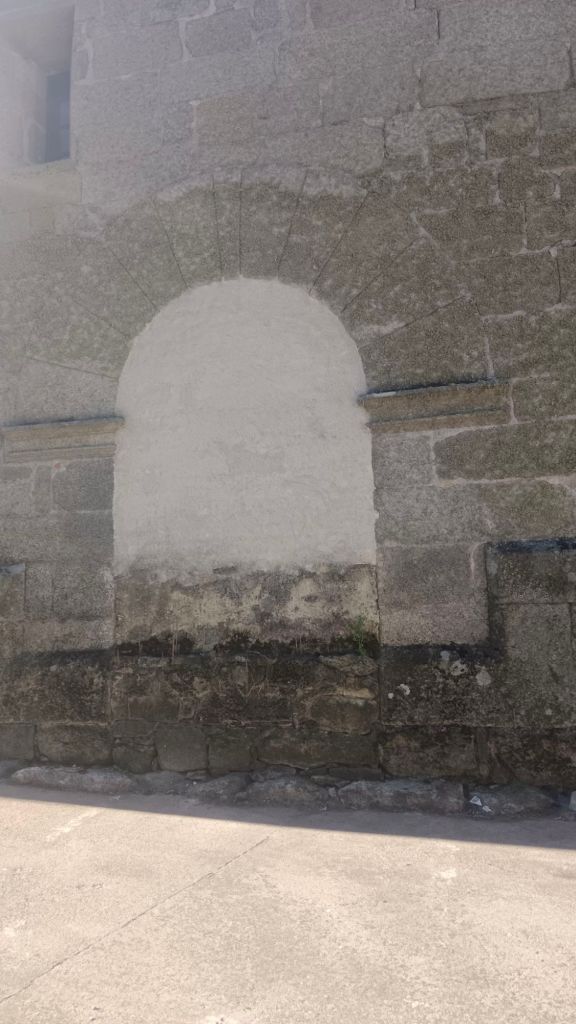 Puerta norte (cerrada) e la iglesia de Nuestra Señora de la Asunción de Bermillo de Sayago (Zamora)