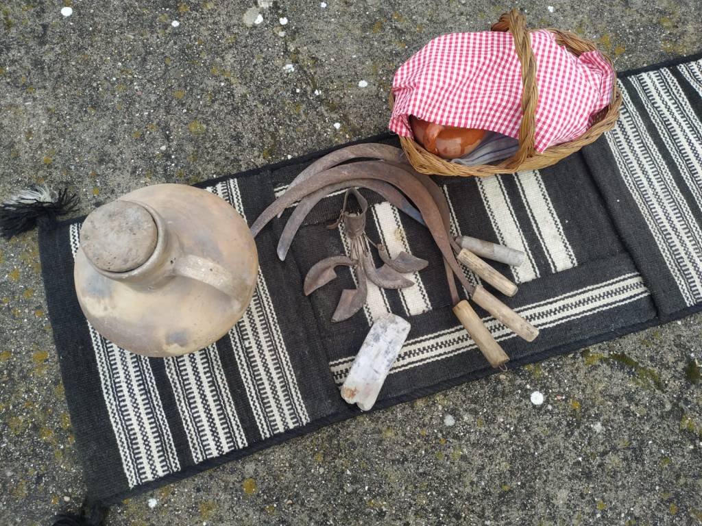 Aperos de la siega junto con cántaro de agua y pan