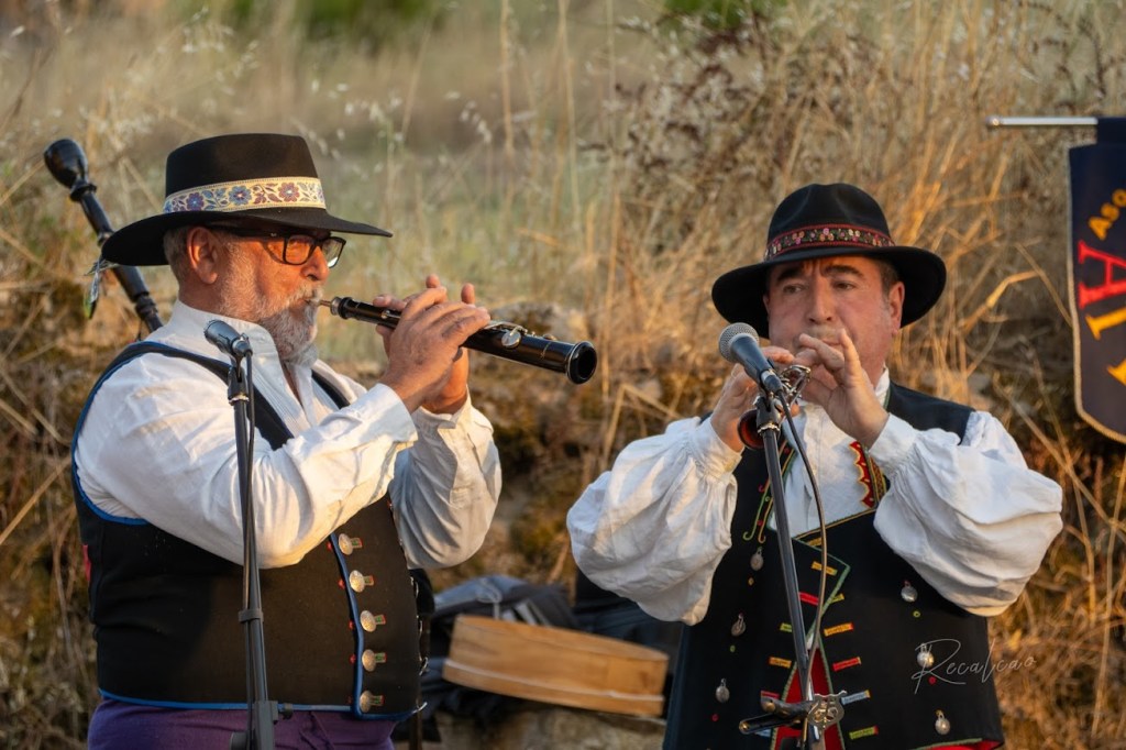miembros de la arracada tocando la dulzaina en Mámoles