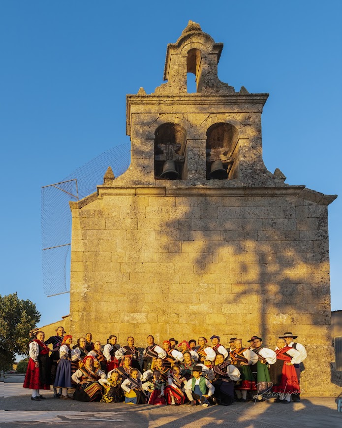 grupo la arracada con la espadaña de la iglesia de Mámoles al fondo