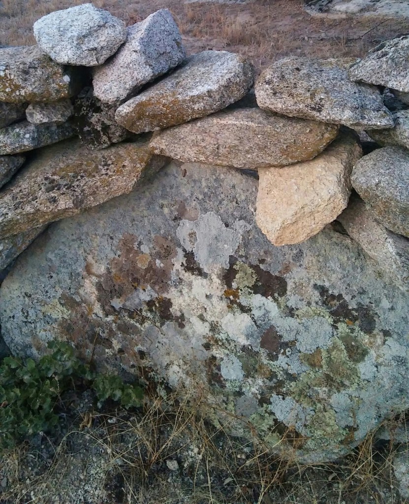 muro de piedra en la comarca de sayago. La piedra que apoya, o fincón (hincón en algunos sitios) parece la paleta de colores de un pintor