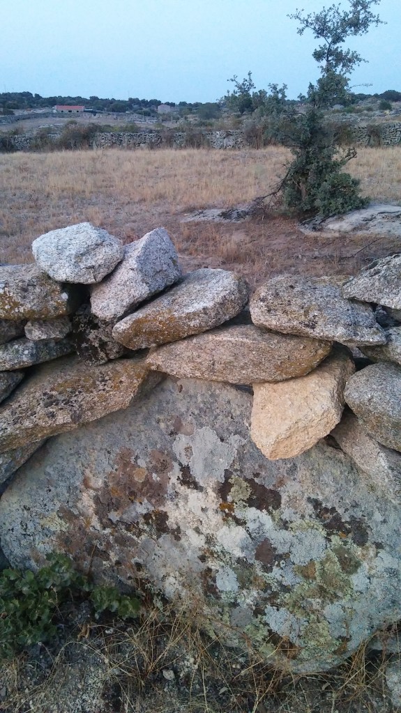 muro de piedra en la comarca de sayago. La piedra que apoya, o fincón (hincón en algunos sitios) parece la paleta de colores de un pintor