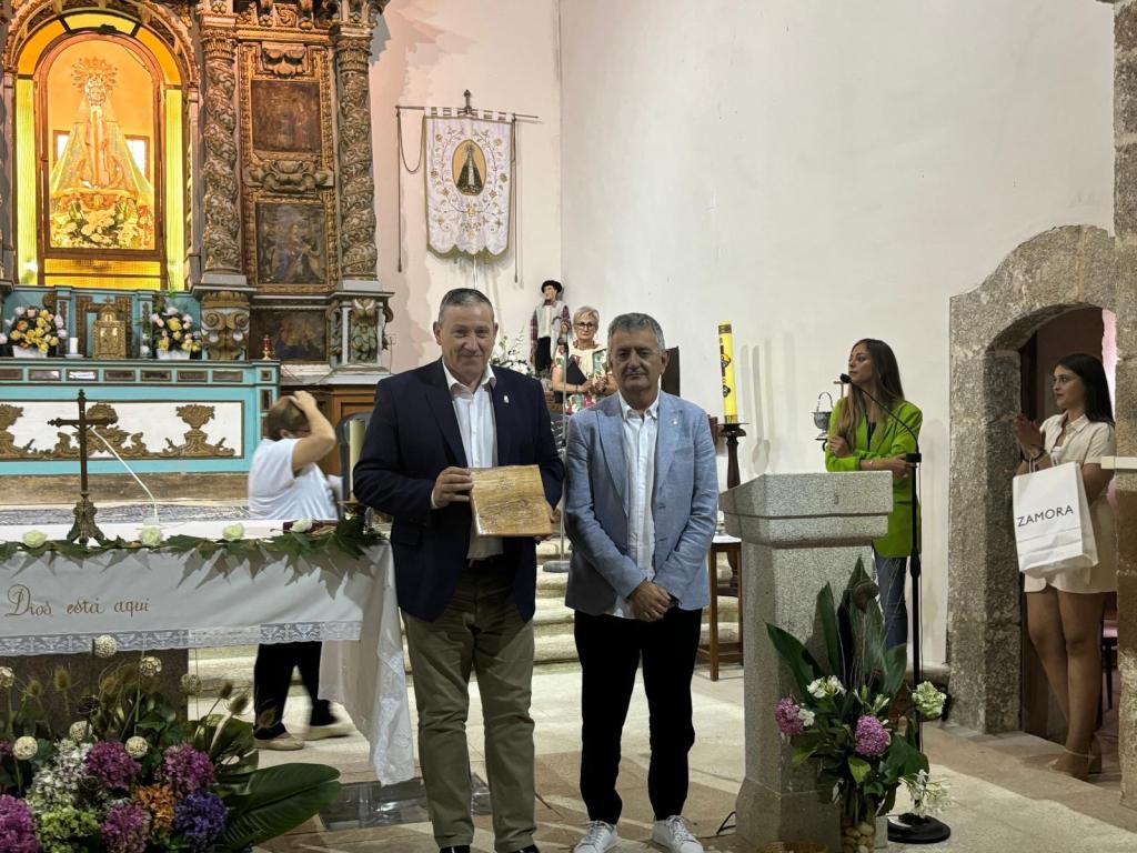 javier faundez recibe un obsequio institucional por parte de Isaac Macías, fundador de la asociación de Empresarios de Sayago en el Dïa de la Comarca celebrado el 31 de agosto de 2024