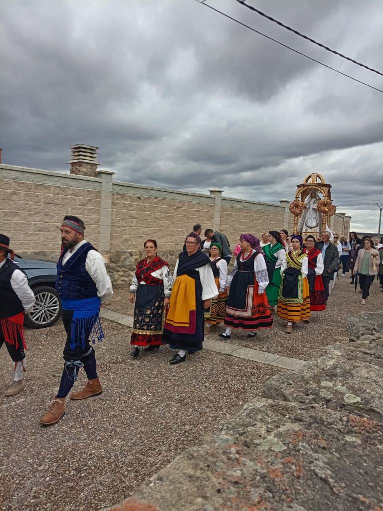 grupo de baile los alfares de pereruela en el ofertorio de la localidad que se celebra el segundo domingo de Octubre