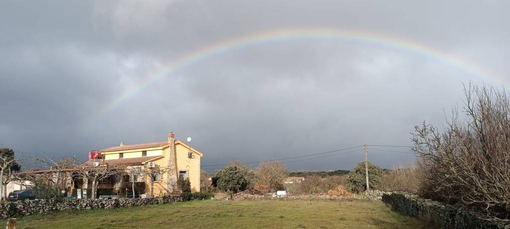 Arco Iris sobre el bar Souvenir de Fadón, comarca de Sayago (Zamora)