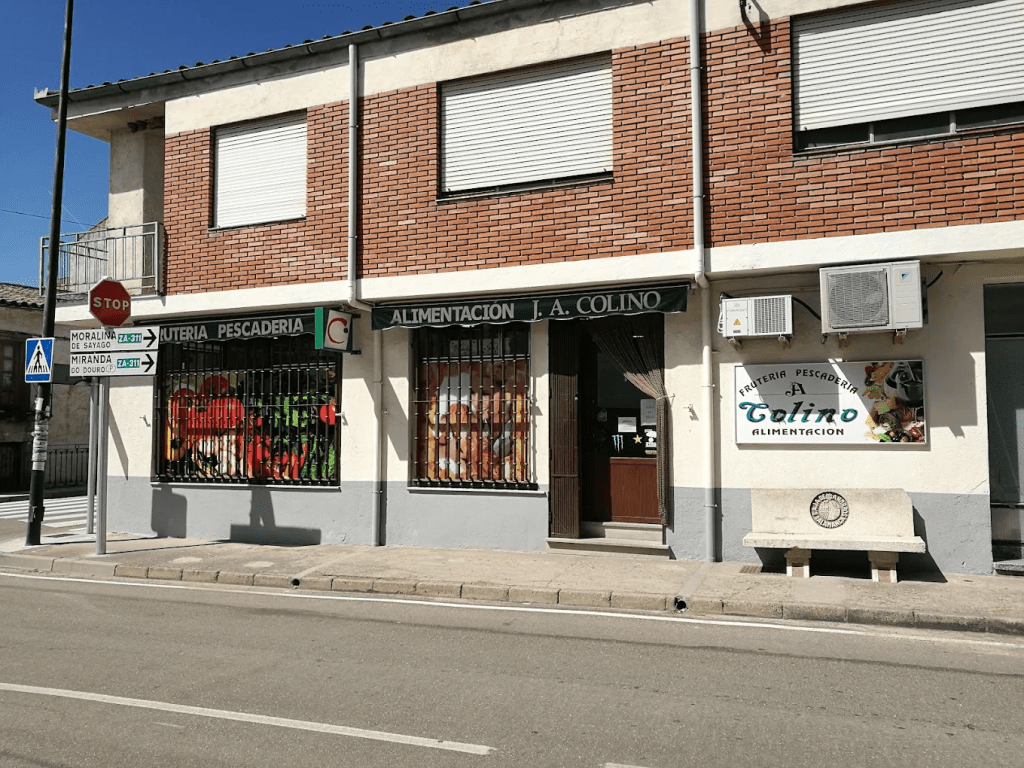 Fachada de Alimentación J.A. Colino, tienda frutería, pescadería y alimentación en general en Calle Herreros 1 de Bermillo de Sayago (Zamora)