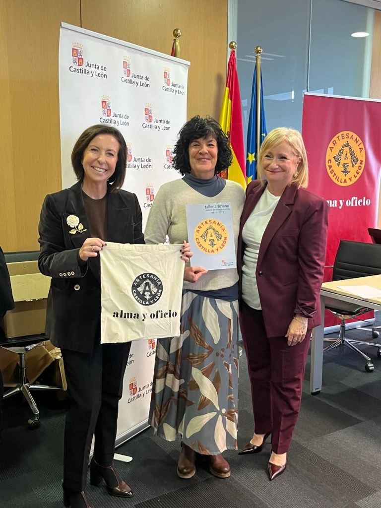 Numa Cerámica recibido la distinción de manos de Leticia García, Consejera de Industria, Comercio y Empleo de la Junta