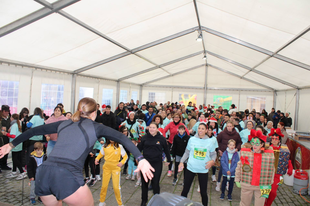 Clase de zumba a cargo de Lorena Martín en la carpa de Navidad del ayuntamiento de Fermoselle (Zamora)