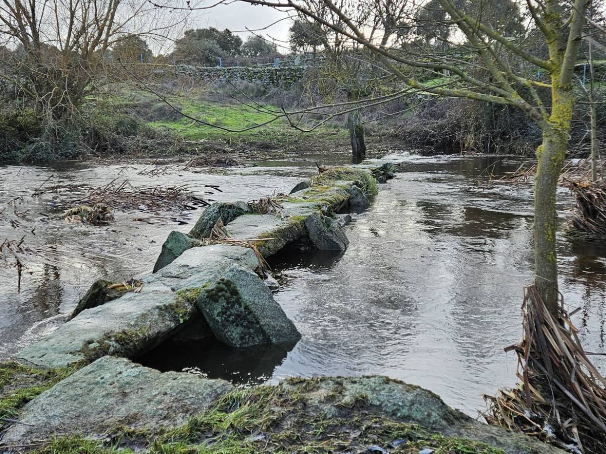 ¡Buenos días desde Almeida! Baja un poco el caudal de la rivera de Belén