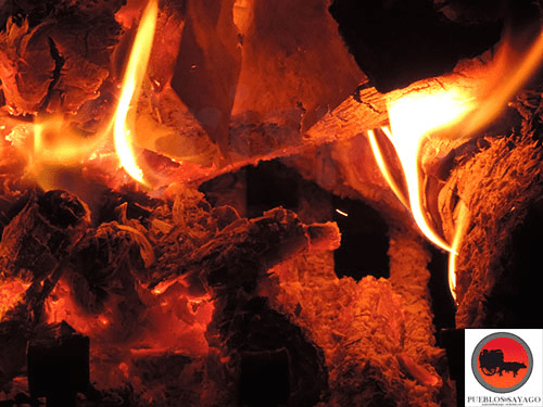 brasas y lumbre en una vivienda de Bermillo de Sayago (Zamora, España)