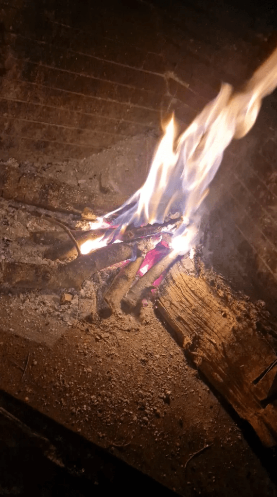 lumbre en chimenea de una vivienda sayaguesa