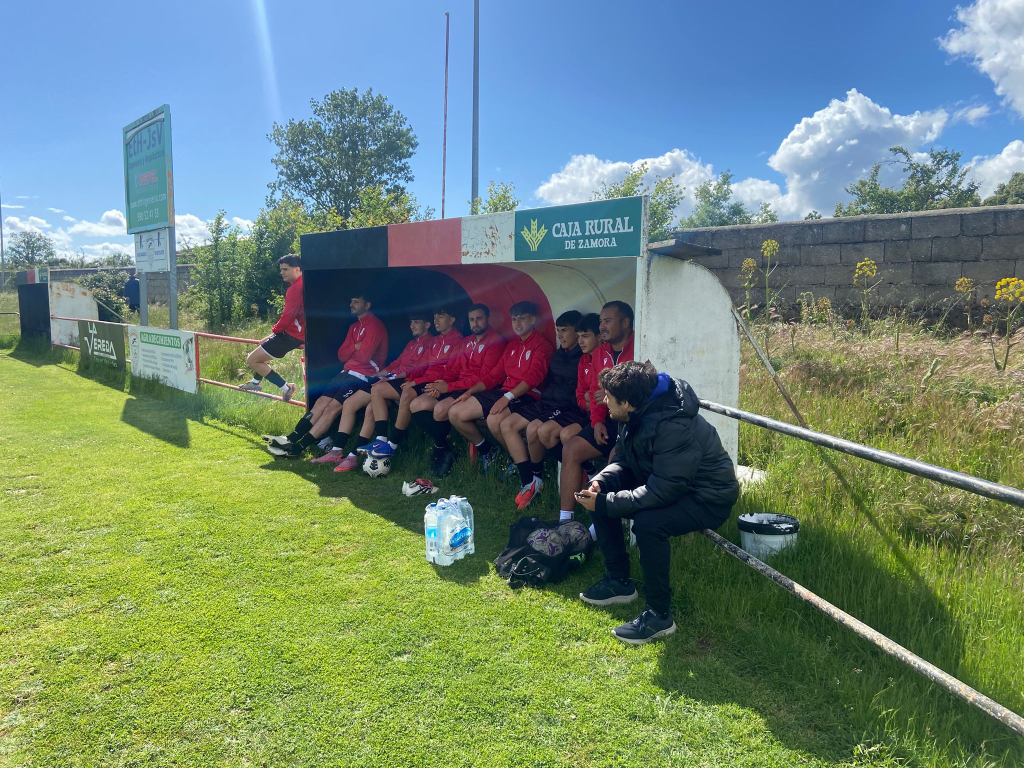 Jugadores del CD Sayagués sentados en el banquillo durante un partido en Valorio Grande antes de disputar la final de la Copa Recoletas Salud.