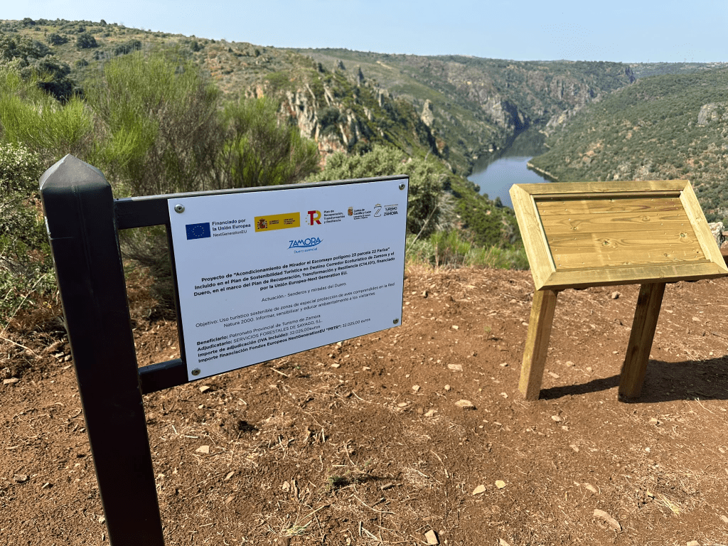 Placa informativa del acondicionamiento del mirador de El Escomallo en Fariza, financiado con fondos europeos NextGenerationEU.