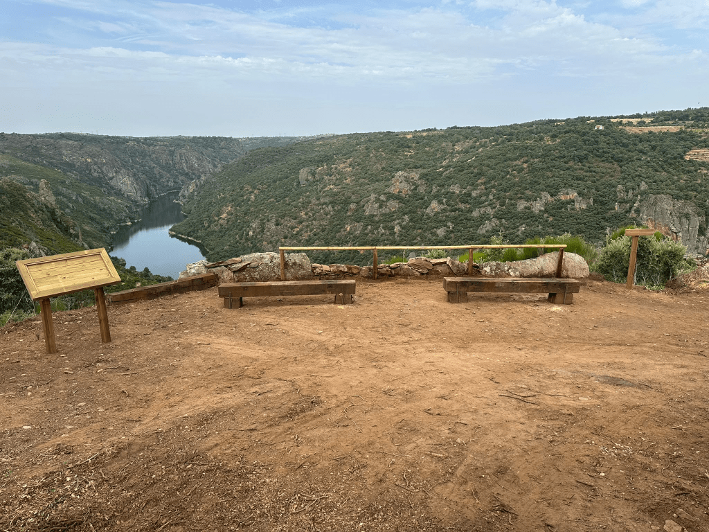 Mirador de El Escomallo en Fariza tras las obras de acondicionamiento con vistas al paisaje de los Arribes del Duero.