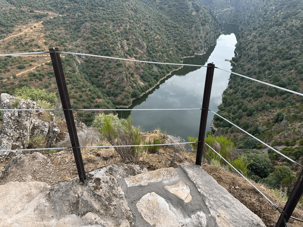 Mirador de El Escomallo en Fariza tras las obras de acondicionamiento con vistas al paisaje de los Arribes del Duero.