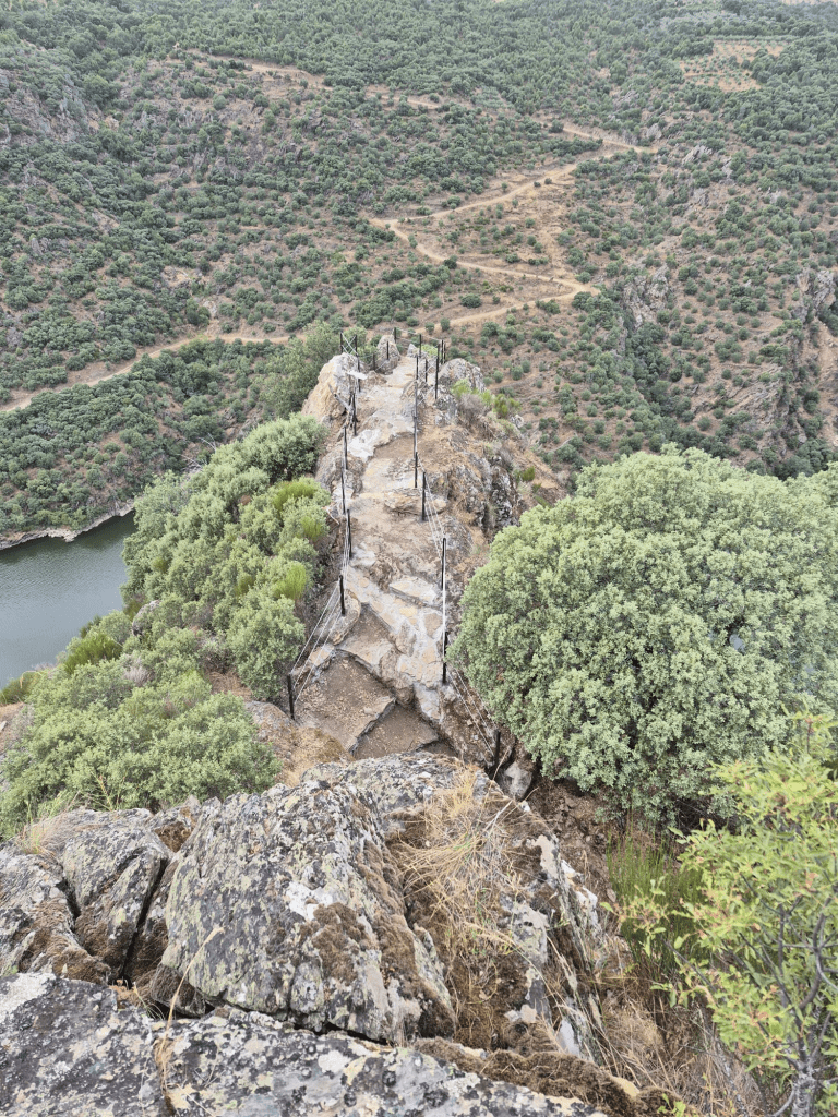 Mirador de El Escomallo en Fariza tras las obras de acondicionamiento con vistas al paisaje de los Arribes del Duero.